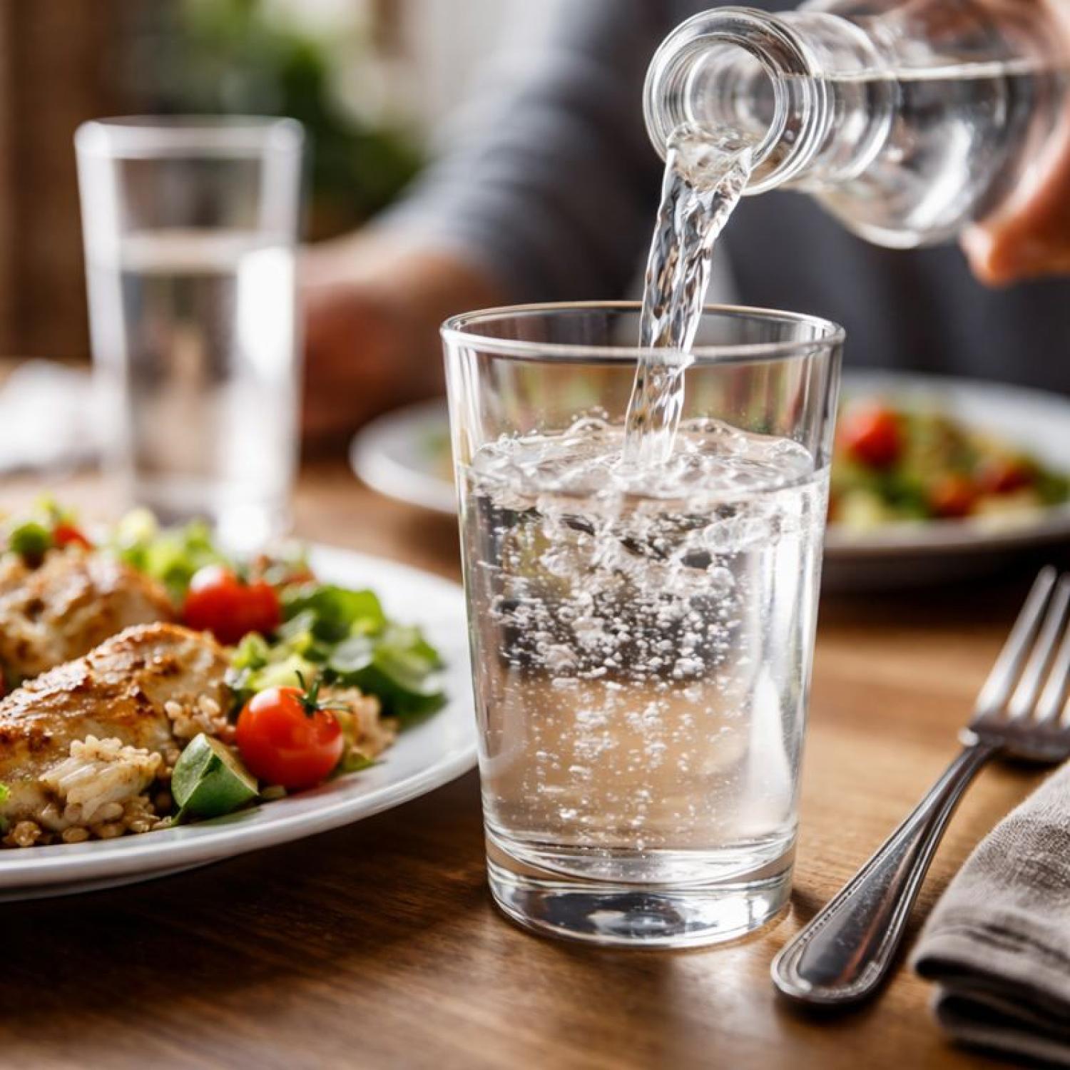 ¿Beber agua en las comidas es malo? La verdad científica